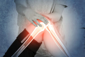 膝を曲げた時の突然の痛み! 6つの原因と対処法 & ストレッチを解説