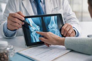 膝の裏がピキッとした痛みの原因や主な病気を解説