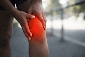 しゃがむと膝の上が痛いのはなぜ？考えられる6つの原因と対処法