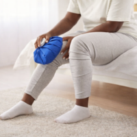 膝が痛いときにやってはいけないことは？原因と対処法、受診の目安