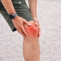 左膝が痛いのはなぜ？場所別のチェック法や病院に行くべきサインを解説