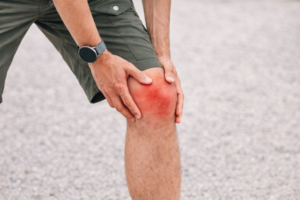 左膝が痛いのはなぜ？場所別のチェック法や病院に行くべきサインを解説