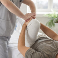 膝の骨が痛いのはなぜ？主な原因や痛みを改善させる治療法を解説