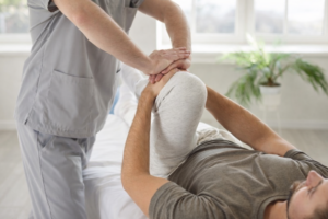 膝の骨が痛いのはなぜ？主な原因や痛みを改善させる治療法を解説