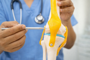 右膝が痛い原因とは？主な疾患や病院で行われる治療を解説