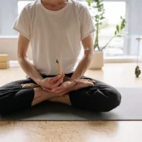 あぐらをかくと膝が痛い原因は？症状から分かる疾患と対処法を解説