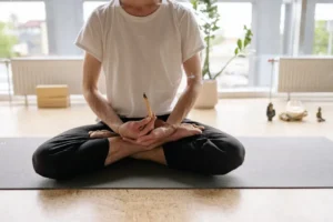 あぐらをかくと膝が痛い原因は？症状から分かる疾患と対処法を解説