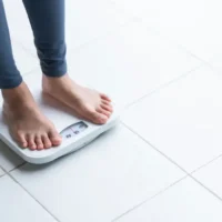 体重をかけると膝が痛いのはなぜ？ 考えられる原因や疾患、対処法、治療法を解説