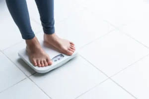 体重をかけると膝が痛いのはなぜ？ 考えられる原因や疾患、対処法、治療法を解説