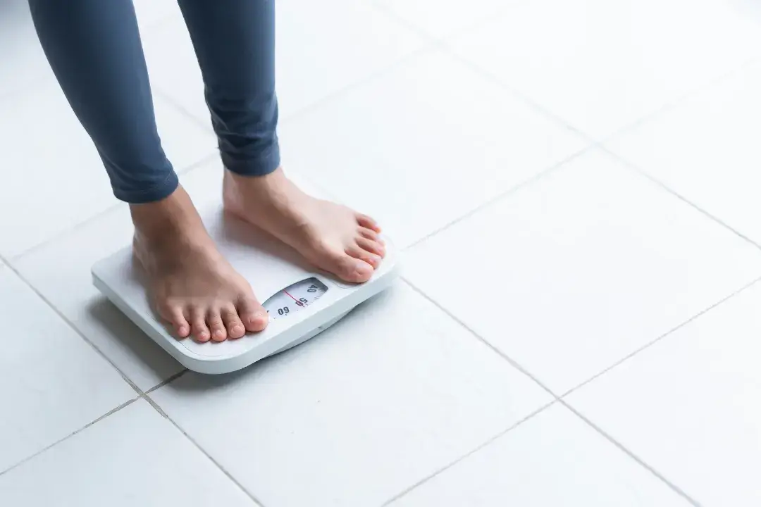 体重をかけると膝が痛いのはなぜ？ 考えられる原因や疾患、対処法、治療法を解説