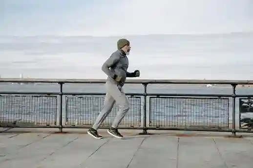 ランニングで膝が痛い原因とは？治療法や初心者に多い要因を解説