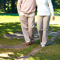 自然の中を散歩する夫婦