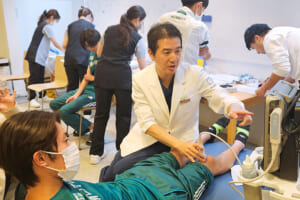 青学陸上部の選手の膝を守るメディカルバックアップの様子を公開しました